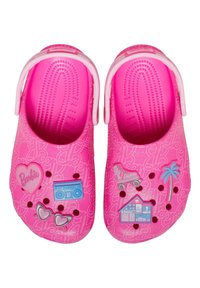 Ροζ ξύλινες παντόφλες με υφή που διαθέτουν διακοσμητικά στοιχεία όπως μια καρδιά, γυαλιά ηλίου, ένα boombox, ρόλερ σκέιτ και ένα σπίτι.