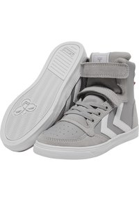 Szare wysokie sneakersy wykonane z zamszu i siateczki, z rzepem, perforowanym czubkiem i białą gumową podeszwą w wzór jodełki.