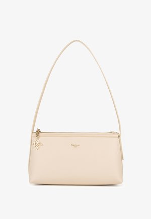 Bolso de mano de cuero beige con una textura suave, que cuenta con una correa larga y curva y un colgante dorado. Cierre con cremallera en la parte superior y detalle del logo visible.