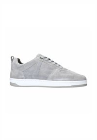 Grijze suede sneaker met een witte rubberen zool, ronde neus, vetersluiting aan de voorkant en hoekige zijpanelen voor extra ontwerpdetails.