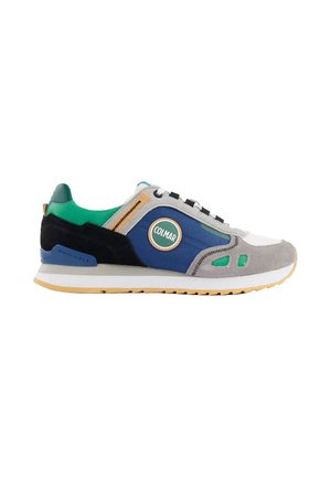 Niedriger Sneaker mit blauen, grünen, schwarzen, grauen und weißen Elementen, weißen Schnürsenkeln, Gummisohle und "Colmar" Logo an der Seite.