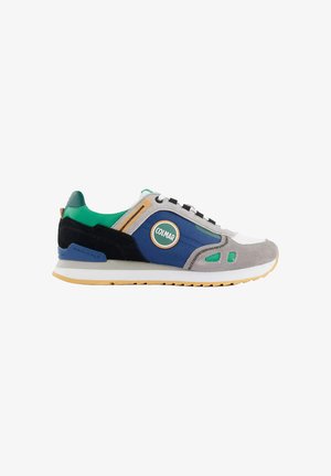 Niedriger Sneaker mit blauen, grünen, schwarzen, grauen und weißen Elementen, weißen Schnürsenkeln, Gummisohle und "Colmar" Logo an der Seite.