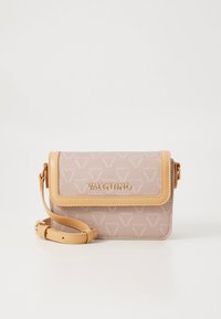 Ljusrosa Valentino axelremsväska med strukturerad yta, guldlogotyp och beige läderdetaljer. Ingår en justerbar rem.