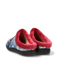 Pantuflas acogedoras con un patrón floral azul, forro de felpa rosa y suela negra duradera. La parte trasera redondeada resalta la comodidad y el calor.