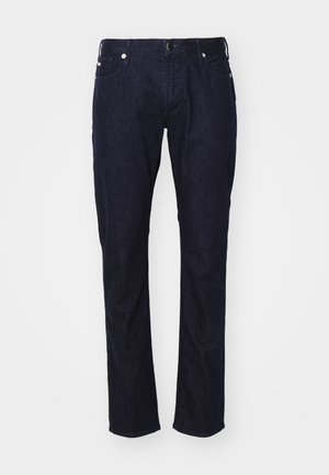 Jeans de mezclilla azul oscuro con un diseño de pierna recta, que cuentan con cinco bolsillos, un cierre de botón y cremallera, y detalles de costura sutiles.