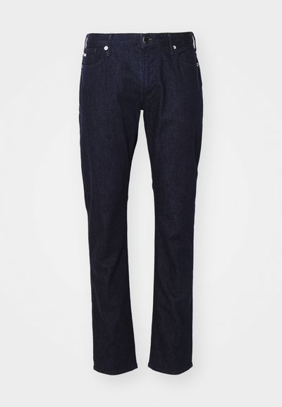 Σκούρα μπλε τζιν παντελόνι με ίσια γραμμή, διαθέτοντας πέντε τσέπες, κλείσιμο με κουμπί και φερμουάρ, καθώς και διακριτές ραφές.