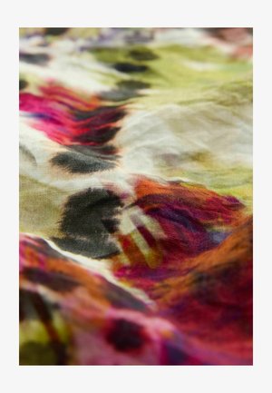 Tissu multicolore avec une surface douce et texturée. Présente des motifs abstraits vifs en rose, vert et orange, créant un design fluide.