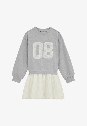 Sweat-shirt gris avec un col rond, des manches longues bouffantes et une jupe en dentelle blanche. Présente un grand numéro "08" blanc dans un design texturé.