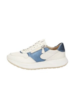 Sneakers bianchi e blu con mesh testurizzato e dettagli in pelle, colletto imbottito e suola piatta per il comfort. Presentano lacci e una zip laterale.