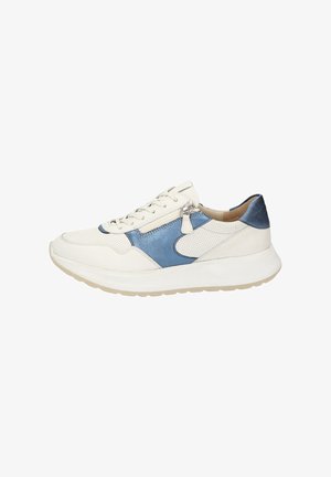 Witte en blauwe sneakers met een geprofileerd mesh en leren accenten, gevoerd rondom de enkel voor comfort, en een platte zool. Voorzien van veters en een zijrits.