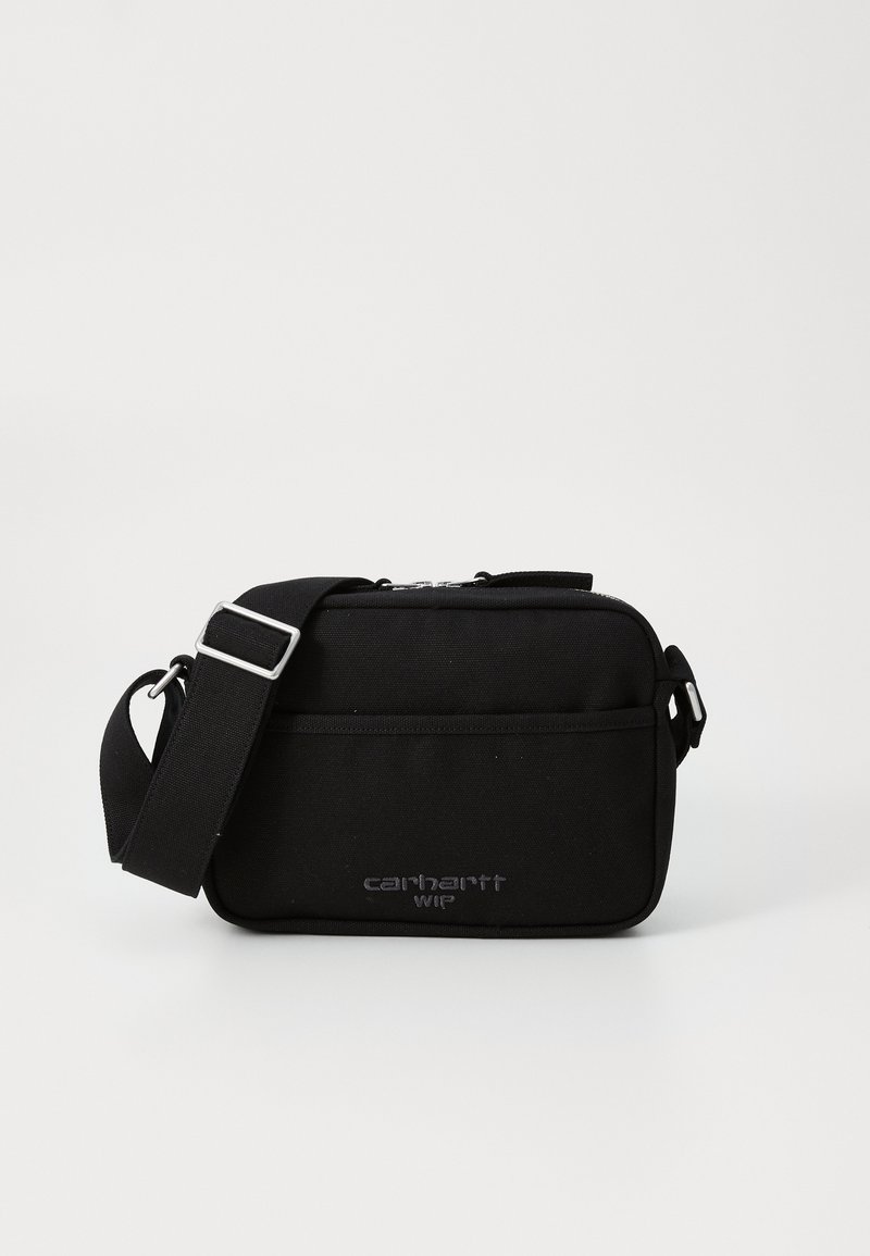Borsa messenger in tessuto nero con tracolla regolabile, scomparto principale con zip, tasca frontale e dettaglio logo in rilievo.