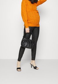 MAMALICIOUS Stickad tröja - orange