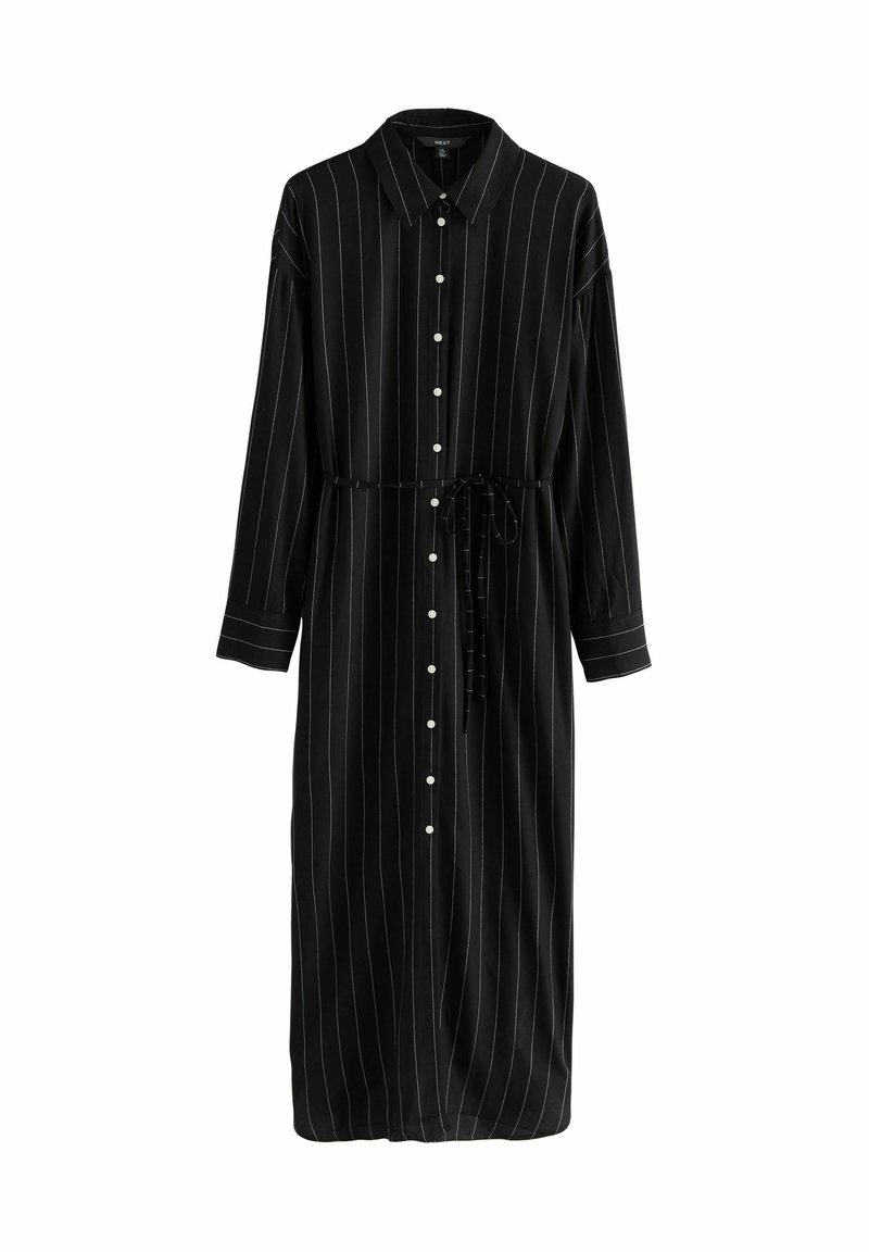 Robe chemise maxi noire à manches longues avec fines rayures verticales blanches, boutons sur le devant, col et ceinture assortie en tissu nouée à la taille.