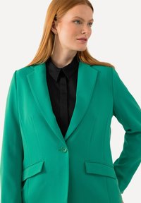 Ulla Popken COL À REVERS, POCHES À RABAT, FERMETURE BOUTONNÉE - Bleiseri - green