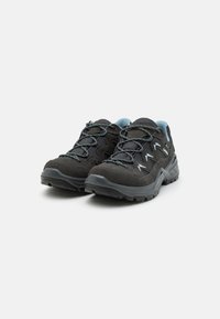 Scarpe da trekking nere con superficie texturizzata, dettagli blu e lacci a contrasto. Presentano una suola robusta e un colletto imbottito.
