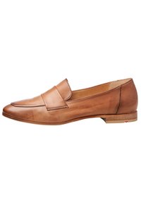 Zapato mocasín de cuero marrón con un acabado suave, puntera en forma de almendra y un sutil acento de costura en la solapa; tacón bajo de madera.