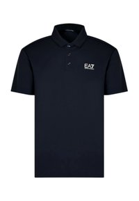 Polo de color azul marino hecho de una tela suave, con cuello, tapeta de tres botones y un pequeño logo blanco de EA7 en el lado izquierdo del pecho.