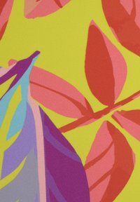 Bunt gemusterter Stoff mit großen, auffälligen Blättern in Pink, Lila und Blau auf einem leuchtend gelben Hintergrund, mit einer texturierten Oberfläche.