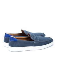 Zapatos tipo slip-on de ante azul con suela de goma blanca, que presentan acentos azul contrastantes en el talón y detalles de costura en blanco.