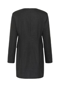 Schwarze Nadelstreifenblazer, taillierte Form, lange Ärmel, Rückenreißverschluss, glatte Textur, mit vertikalen weißen Streifen und zwei Eingrifftaschen.