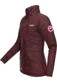 Burgundyröd vattentät jacka med rosa detaljer, har flera fickor med dragkedja, hög krage och logotypdetalj på ärmen. Slät textur.