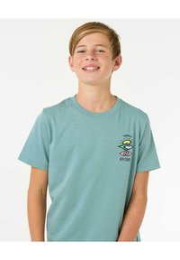 Camiseta de algodón azul claro con un gráfico en la parte frontal que presenta olas y un sol. Mangas cortas, cuello redondo y un ajuste holgado. Material duradero.