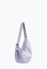 Borsa a tracolla in tessuto lilla chiaro, con una sola tracolla regolabile, forma curvata e superficie liscia. Semplice, senza ulteriori accessori.