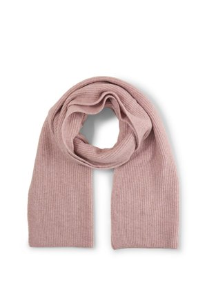 Écharpe en tricot côtelé rose pâle pliée en boucle avec les deux extrémités pendantes sur un fond blanc.
