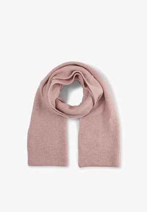 Écharpe en tricot côtelé rose pâle pliée en boucle avec les deux extrémités pendantes sur un fond blanc.