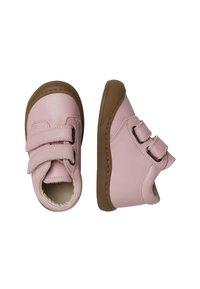 Růžové kožené boty se dvěma nastavitelnými suchými zipy, zaobleným špičkou, hnědou gumovou podrážkou a měkkým vnitřním podšívkám.