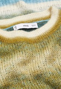 Maglione a maglia con collo rotondo, caratterizzato da un motivo a gradiente nei toni di verde, beige e blu, con una consistenza morbida e etichetta MNG visibile.