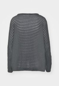 Maglione grigio a maglia aperta con una vestibilità comoda, scollatura rotonda e maniche lunghe. Presenta un motivo testurizzato e una silhouette rilassata.