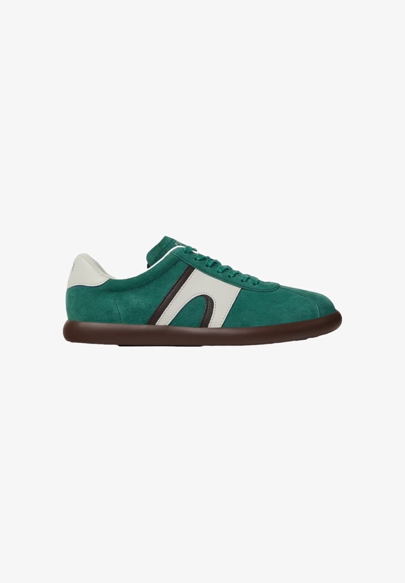 Sneaker verde in camoscio dal profilo basso con design laterale bianco e nero, toppa bianca sul tallone, lacci verdi e suola in gomma marrone.