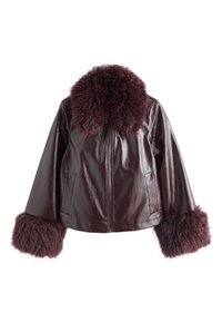 Giacca in similpelle bordeaux con colletto e polsini pelosi, dotata di chiusura con zip e tasche laterali. La texture è lucida e liscia.