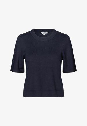 Mornarsko modra pletena majica s kratkimi rokavi in okroglim izrezom, ki se ponaša z gladko teksturo in prilegajočim krojem. Brez vidnih vzorcev ali poudarkov.