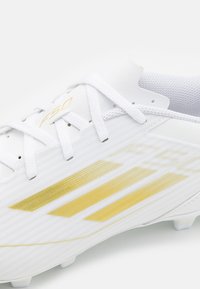 adidas Performance F50 CLUB FLEXIBLE GROUND - Kemény talajra készült futballcipő - footwear white/gold metallic
