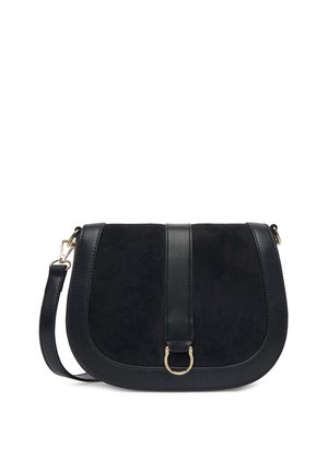 Schwarze Umhängetasche aus Wildleder und Leder mit gewölbter Klappe, zentralem Lederriemen, goldfarbenem Ringdetail und verstellbarem Schulterriemen.