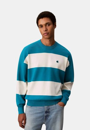 Maglione a righe turchesi e bianche con collo a girocollo a coste, maniche lunghe e un piccolo logo sul petto. Materiale in misto cotone.