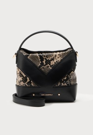 Sac à main noir avec motif serpent, poignée supérieure, bandoulière amovible et plaque logo dorée sur le devant.