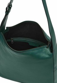 Zielona skórzana torba na ramię o gładkiej fakturze, z zamkiem błyskawicznym u góry oraz czarną, materiałową podszewką i dodatkową kieszenią na zamek.