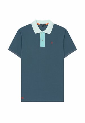 Polo de manga corta en color teal oscuro con tapeta en teal claro, cuello blanco y pequeño logo rojo de palos de golf cruzados en el pecho.