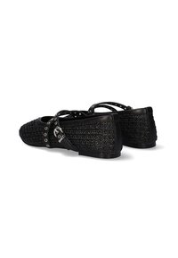 Mocasines negros trenzados con un upper texturizado y acentos de cuero suave. Presenta correas ajustables y detalles de hardware circular para el cierre.