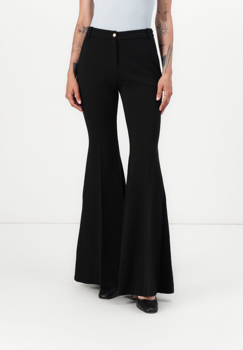 Pantaloni negri evazați cu talie înaltă, confecționați dintr-un material elastic. Prezintă un top ajustat și picioare late, accentuate de un nasture frontal.