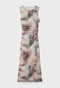 Ärmlös klänning i lättviktig tyg med en rynkad design och ett mjukt, abstrakt mönster i dämpade rosa och gröna nyanser.