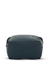 Borsa rettangolare grigia scura, realizzata in un materiale liscio e resistente. Presenta una base piatta e spallacci regolabili ai lati.
