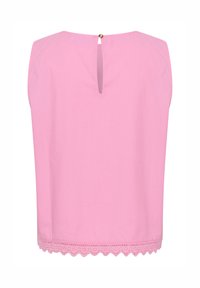 Blouse rose avec un col rond, des manches courtes, une fente clé au dos avec un bouton de fermeture, et un ourlet en dentelle festonnée.