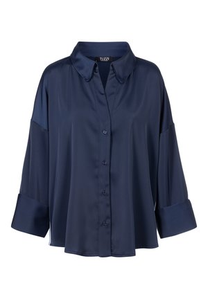 Marineblauwe zijden blouse met brede lange mouwen, knoopsluiting aan de voorkant en een klassieke kraag.