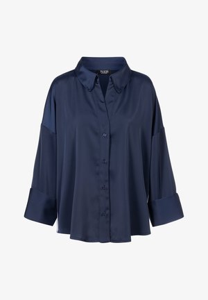 Marineblauwe zijden blouse met brede lange mouwen, knoopsluiting aan de voorkant en een klassieke kraag.