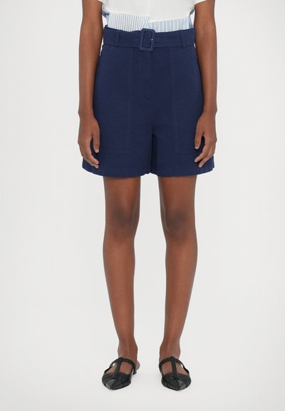 Marineblaue Shorts mit breitem Bund und Schnaldekoration, ausgestattet mit zwei Fronttaschen und einer geraden, taillierten Passform.