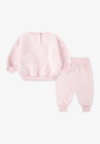Svetloružový sweatshirt a zodpovedajúce nohavice. Mäkká, štruktúrovaná tkanina s rebrovanými manžetami a pásom. Jednoduchý dizajn, bez ďalších vzorov.